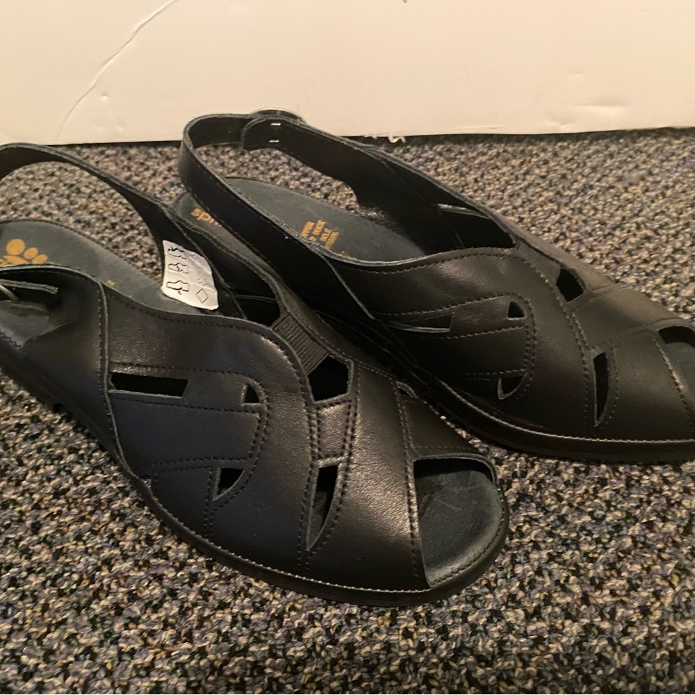 Clarks Black Women's Sandals 6 1/2. 
New without Tags.